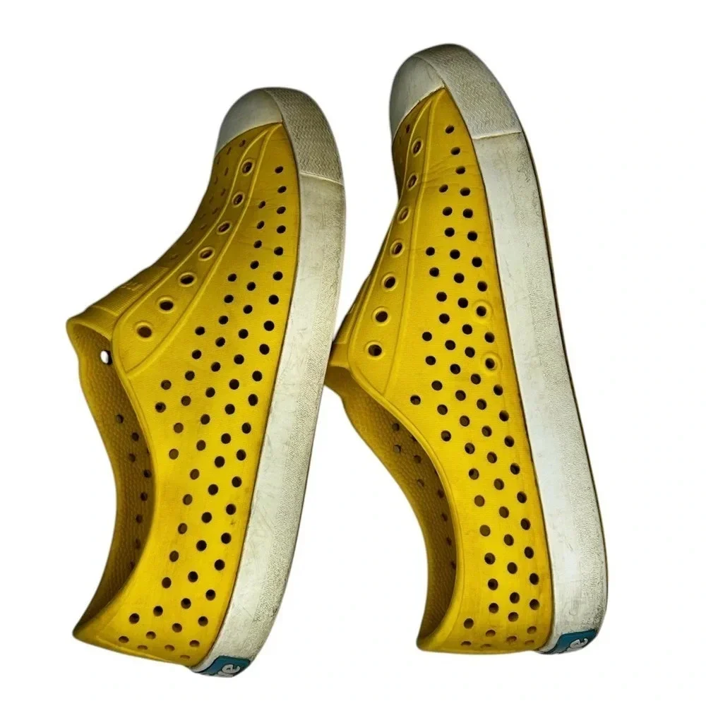 Native‎ Jefferson Yellow shoes. Size J4